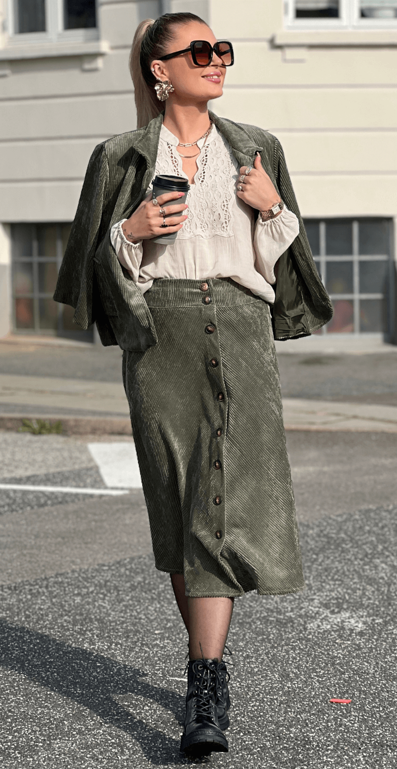 Judie fløjlnederdel med knapper foran khaki LikeLondon
