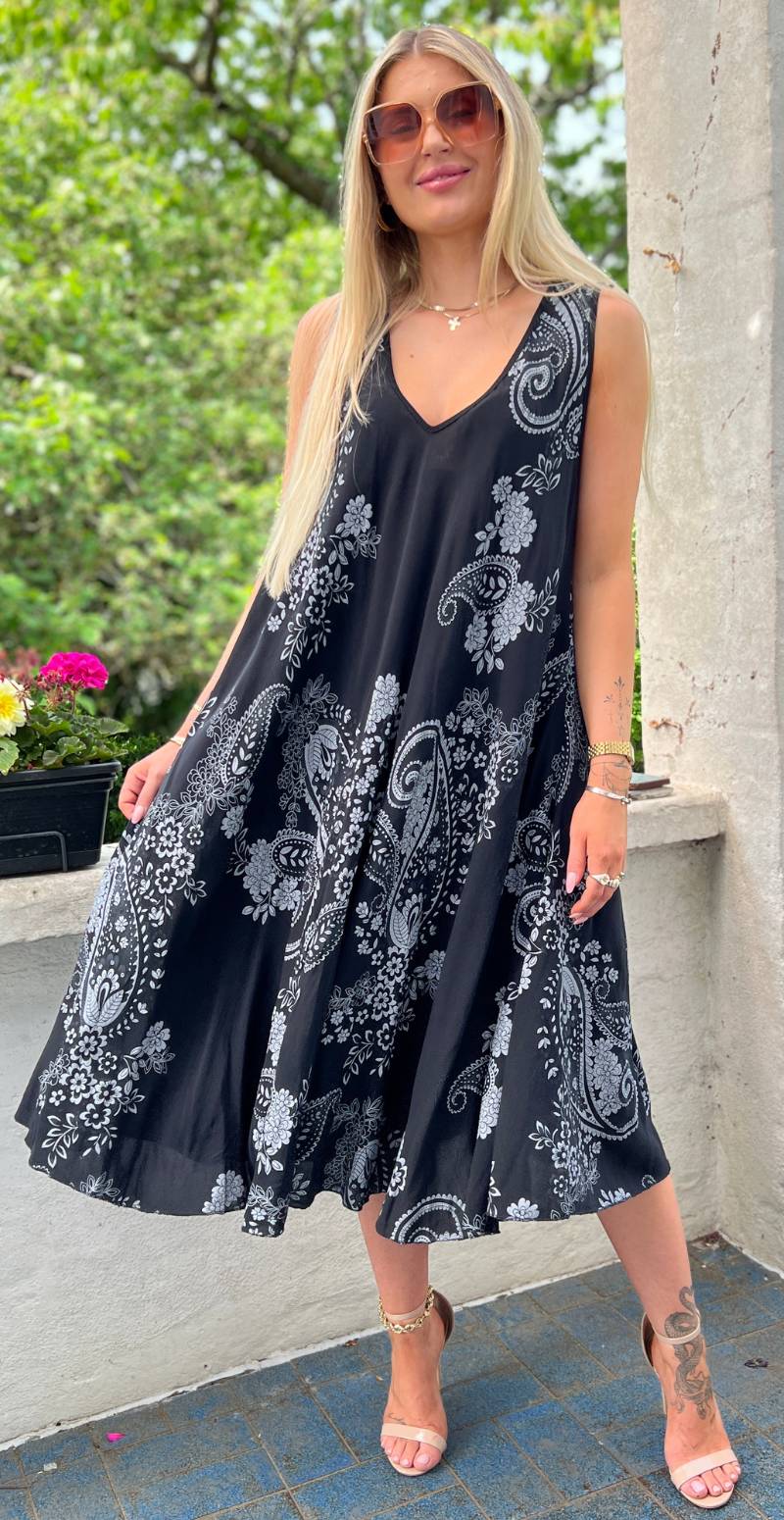 Safina vidde kjole uden ærmer med paisleyprint sort LikeLondon