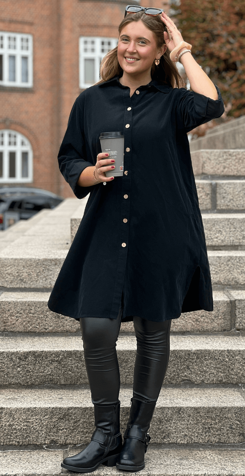 Danica fløjls kjole-tunika med knapstolpe sort LikeLondon