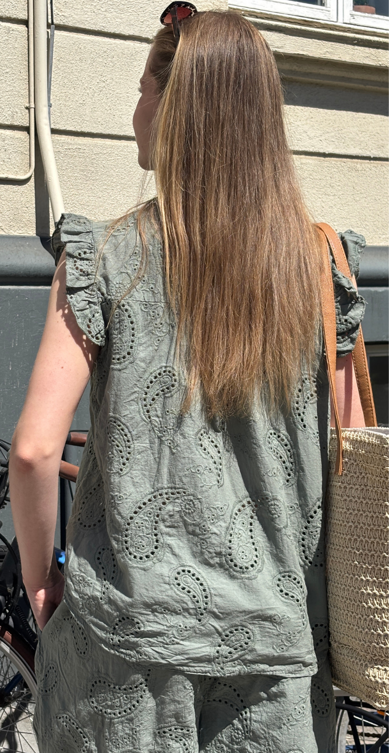 Isobel bluse med broderi anglaise og flæseærmer khaki LikeLondon