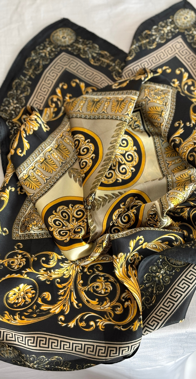 Silketørklæde med rokokko mønster sort LikeLondon