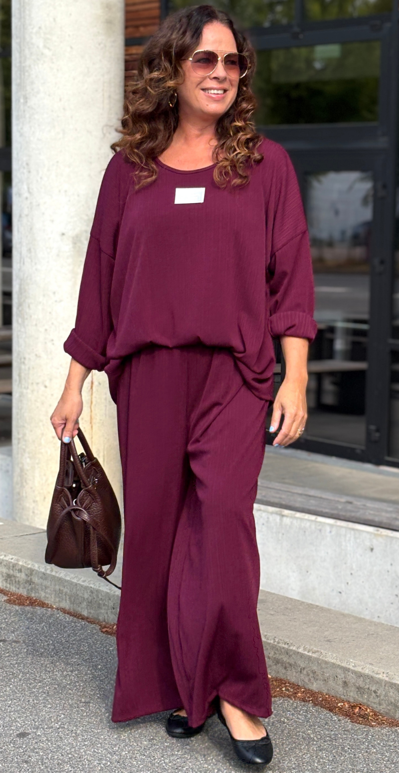 Tessie sæt med struktur og logo fortil bluse og bukser wine LikeLondon