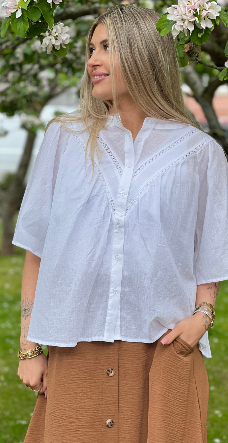 Jenny gennemknappet bluse med blonder hvid LikeLondon