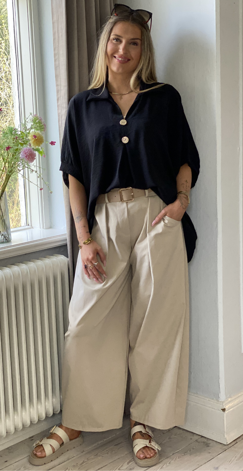 Lizzy bluse med krave og guldknapper sort LikeLondon