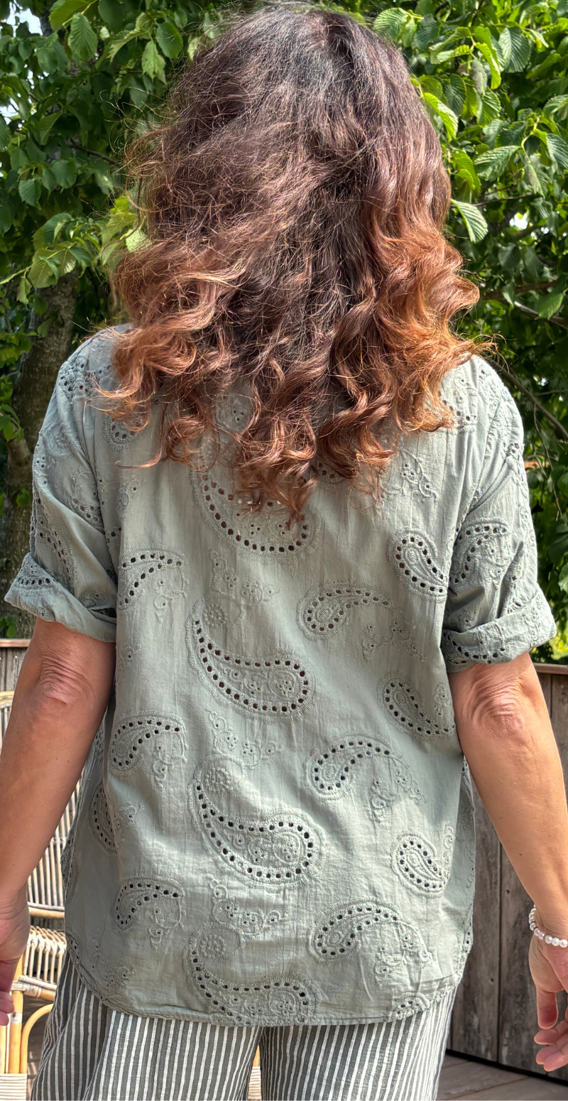 Isobel bluse med 3/4 ærmer og broderi anglaise khaki LikeLondon