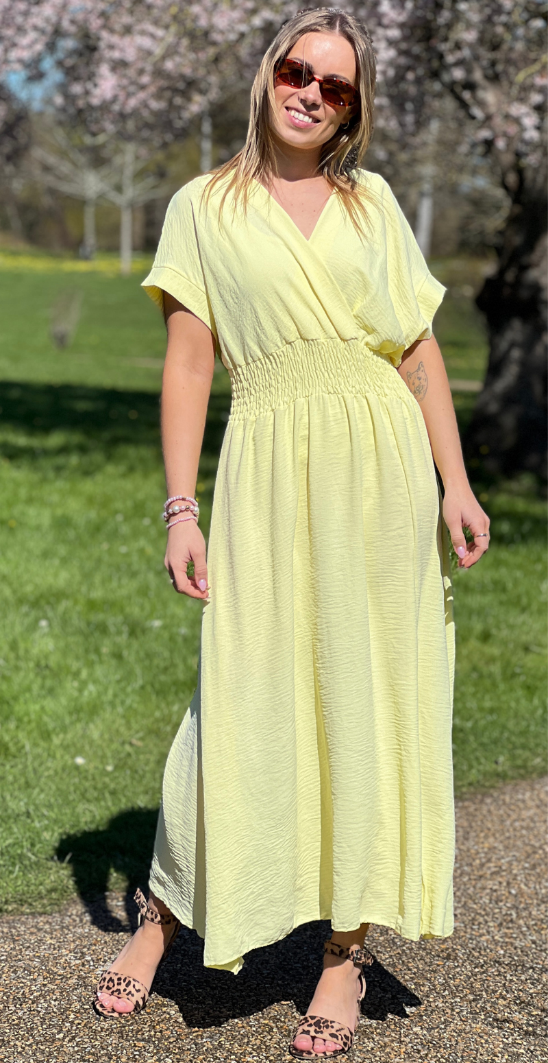 Dagny lang kjole med elastik i taljen og slids foran gul LikeLondon