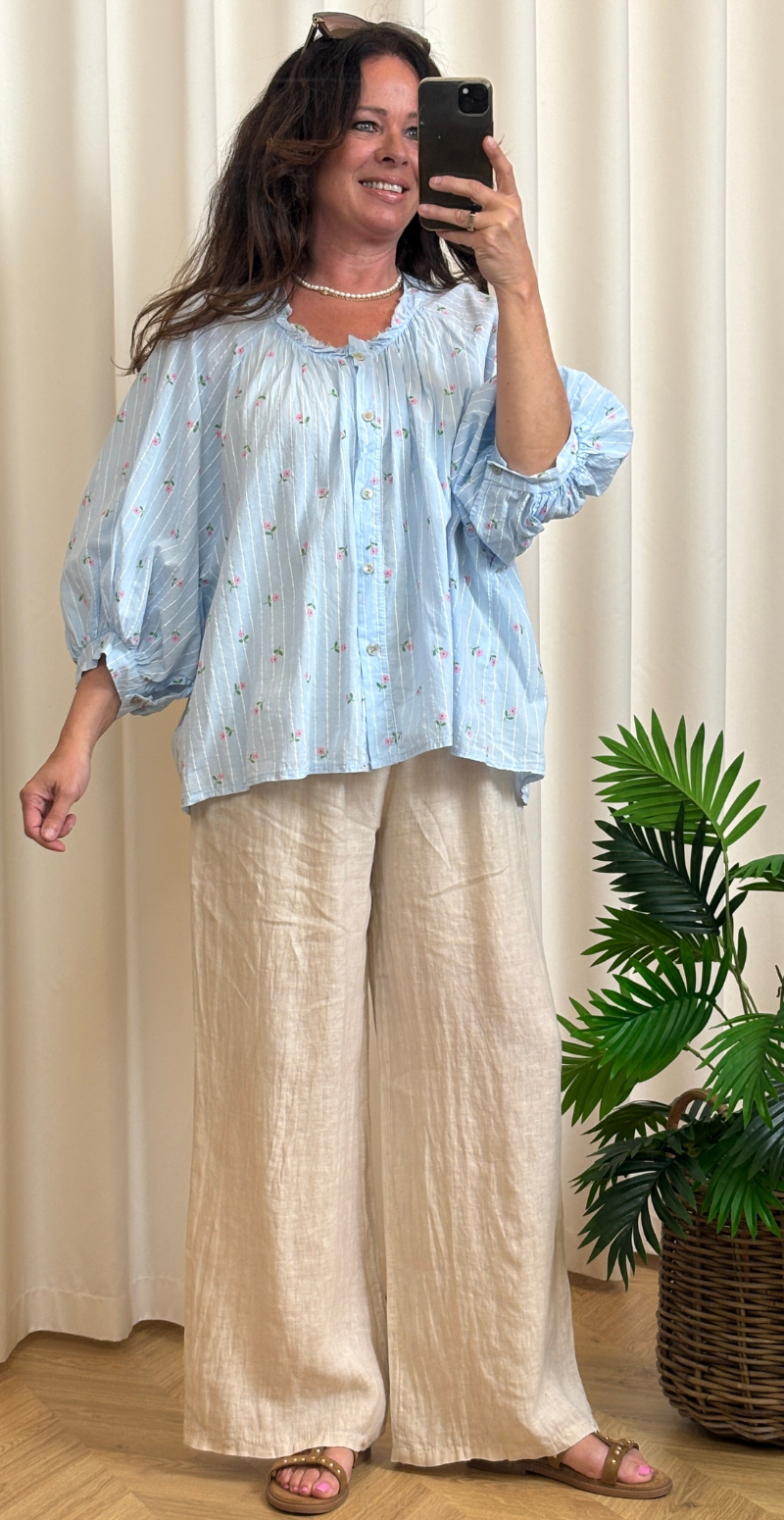 Emmy bluse med striber og små blomster lysblå LikeLondon