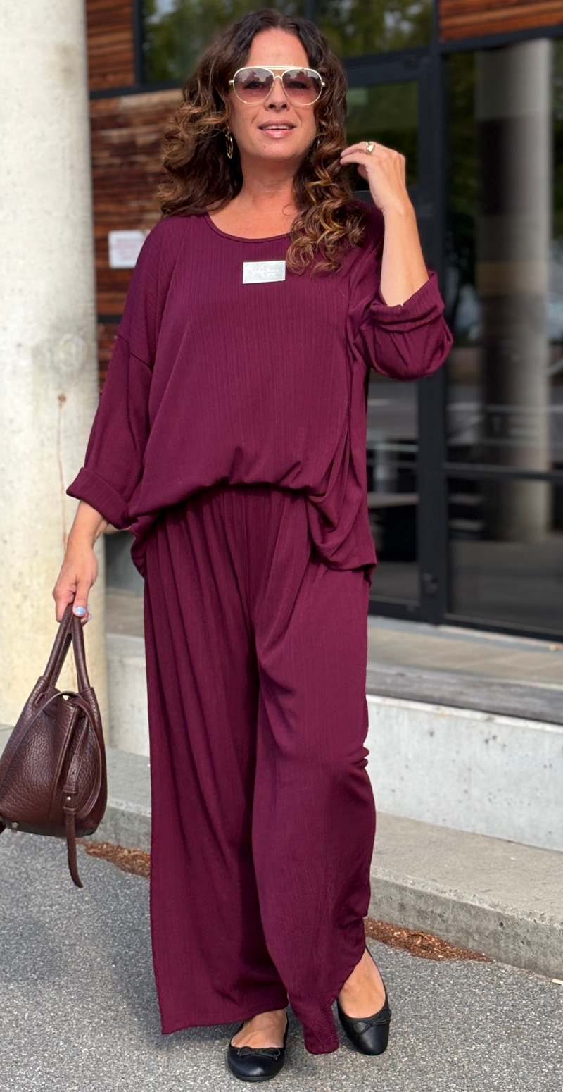Tessie sæt med struktur og logo fortil bluse og bukser wine LikeLondon