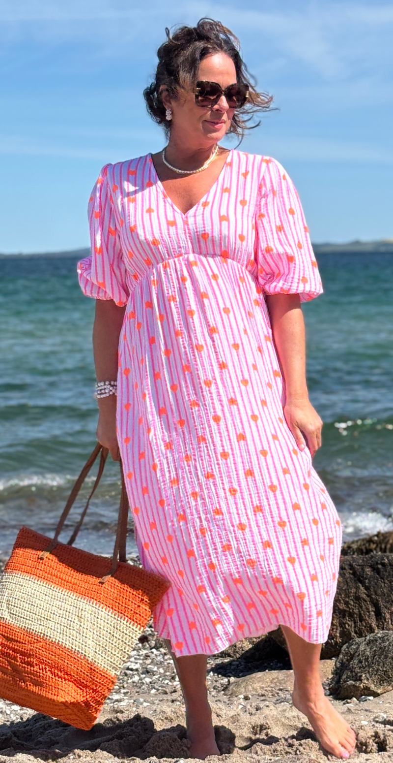 Maya kjole med v-hals, striber og hjerter hvid/pink LikeLondon