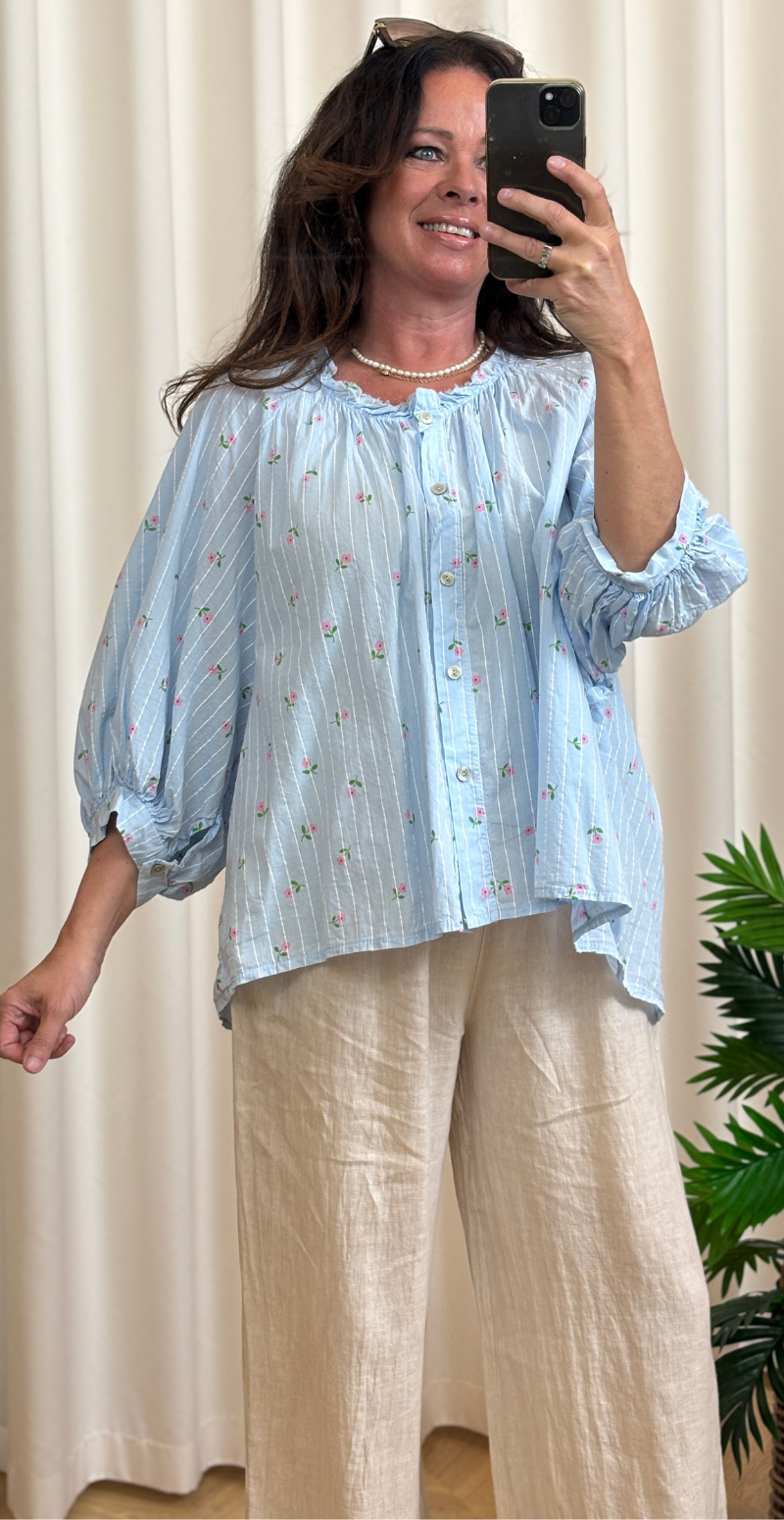 Emmy bluse med striber og små blomster lysblå LikeLondon