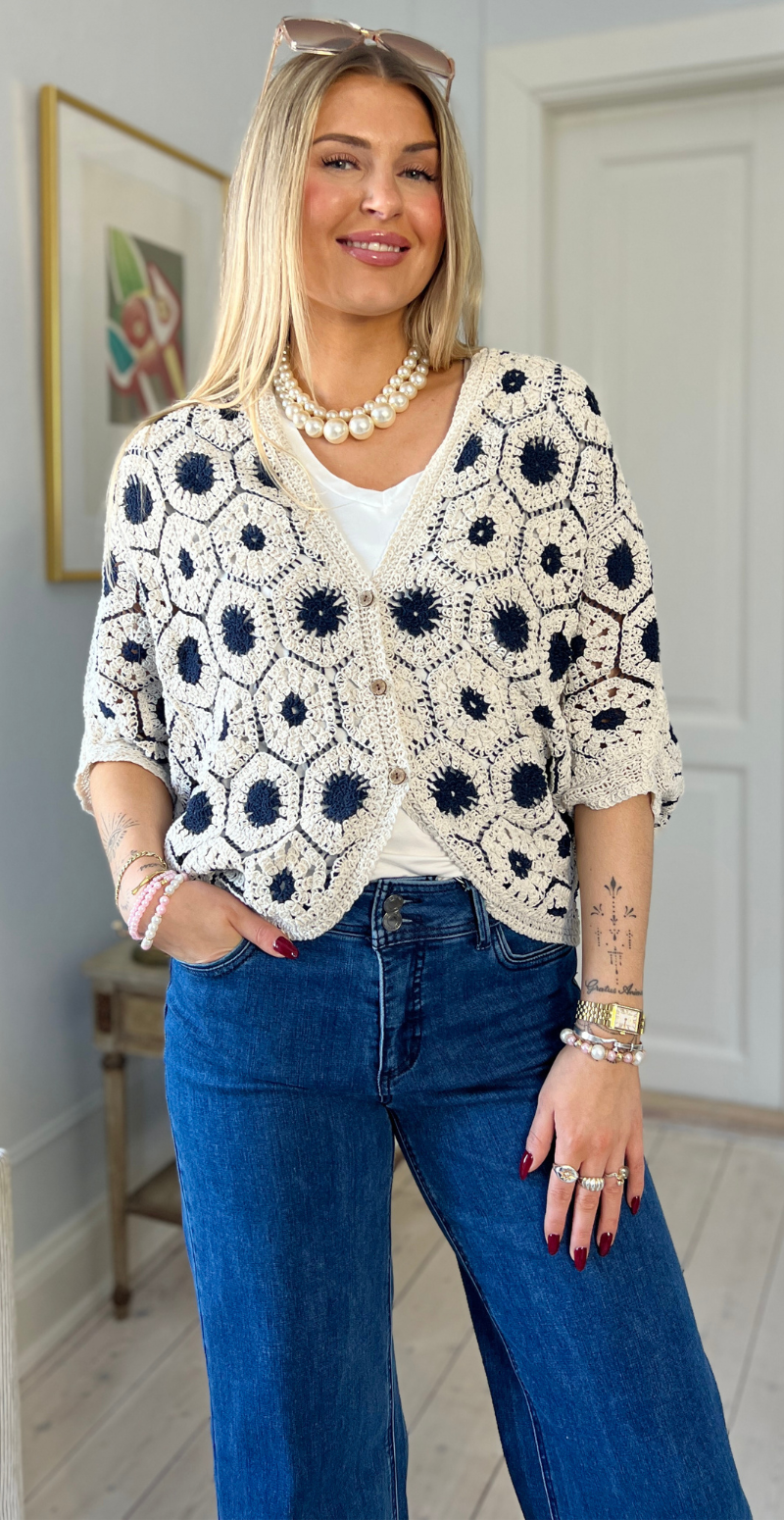 Etina kort cardigan med hæklet mønster og træknapper navy LIkeLondon