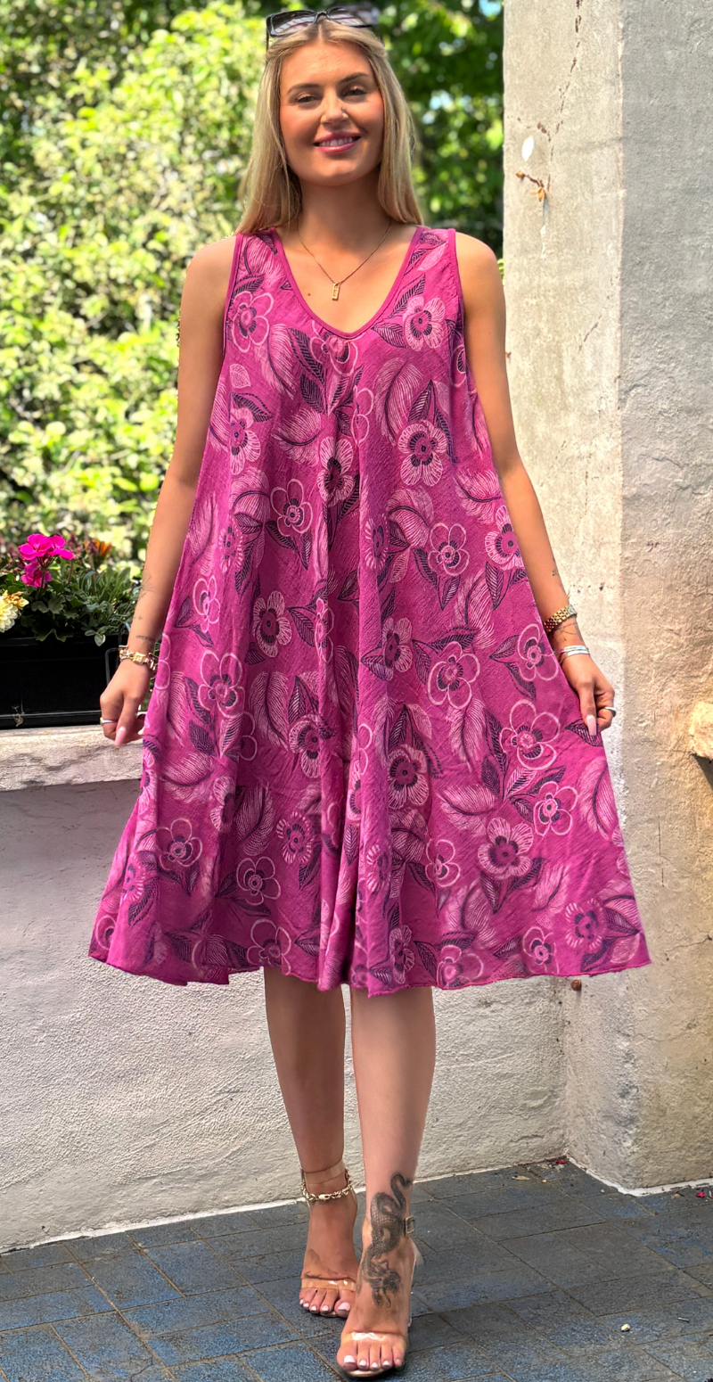 Aurelia kort kjole med brede stropper og blomster magenta LikeLondon