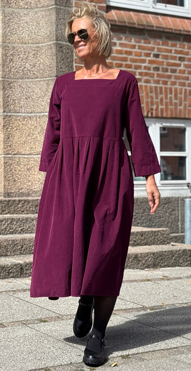 Saga fløjlskjole med 3/4 ærmer og firkantet halsudskæring blomme LikeLondon