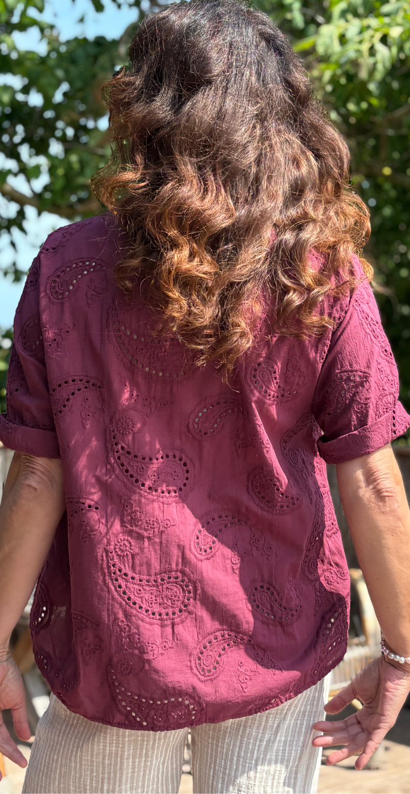 Isobel bluse med 3/4 ærmer og broderi anglaise wine LikeLondon