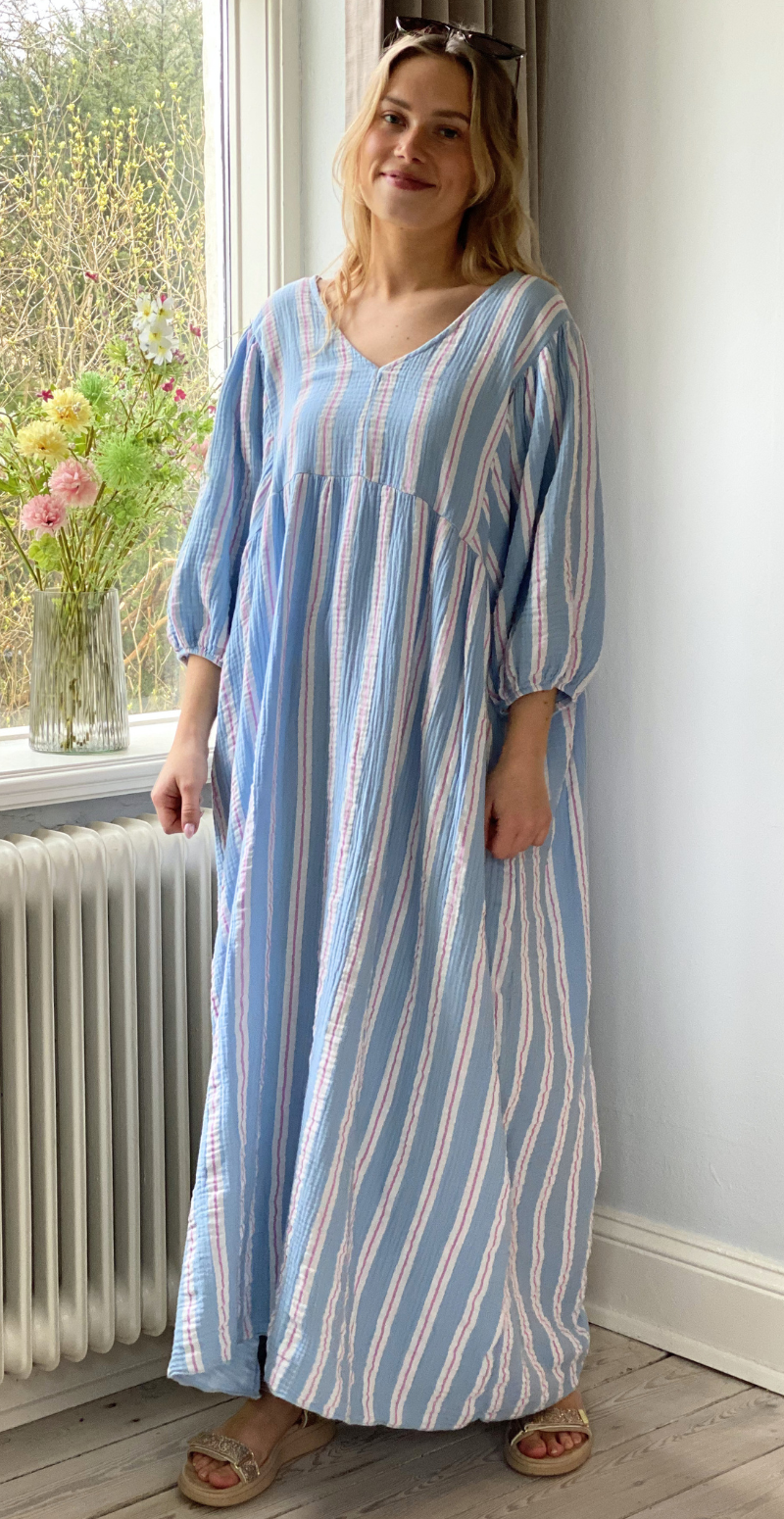 Zira lang kjole med grafisk mønster og v-hals sky blue LikeLondon