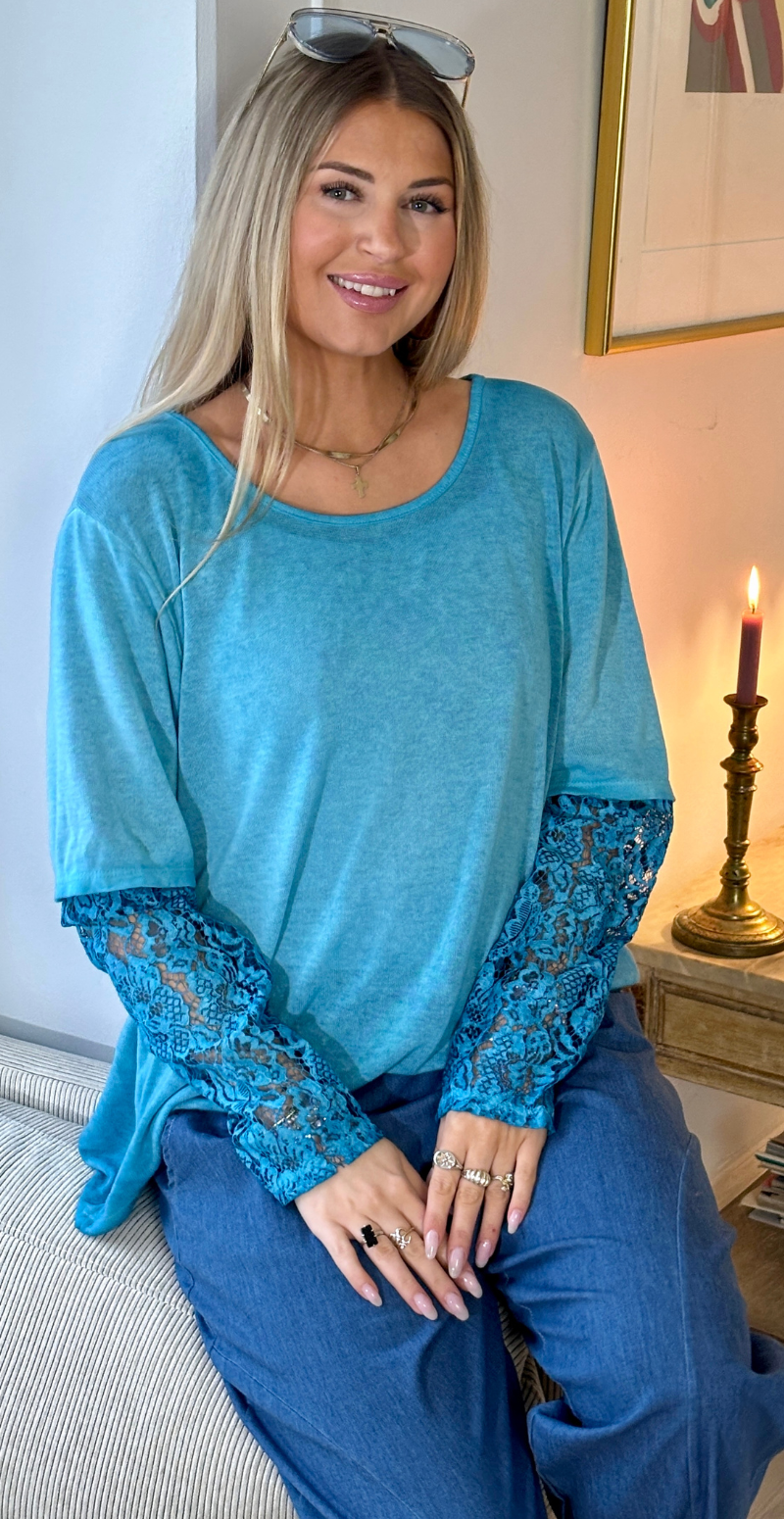 Amalia bluse med langt blondeærme turkis LikeLondon