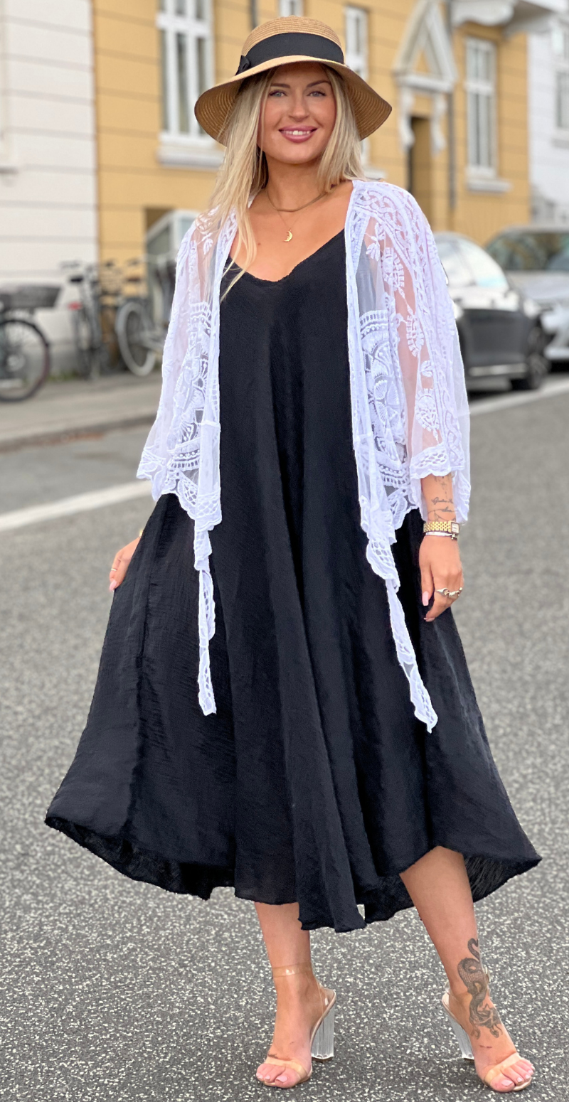 Karine lang vidde kjole med tynde stropper sort LikeLondon