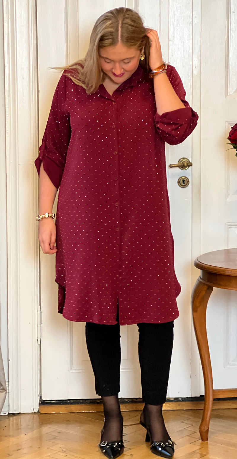 Forudbestil uge 49 Kaya tunika i satinlook med similisten bordeaux LikeLondon