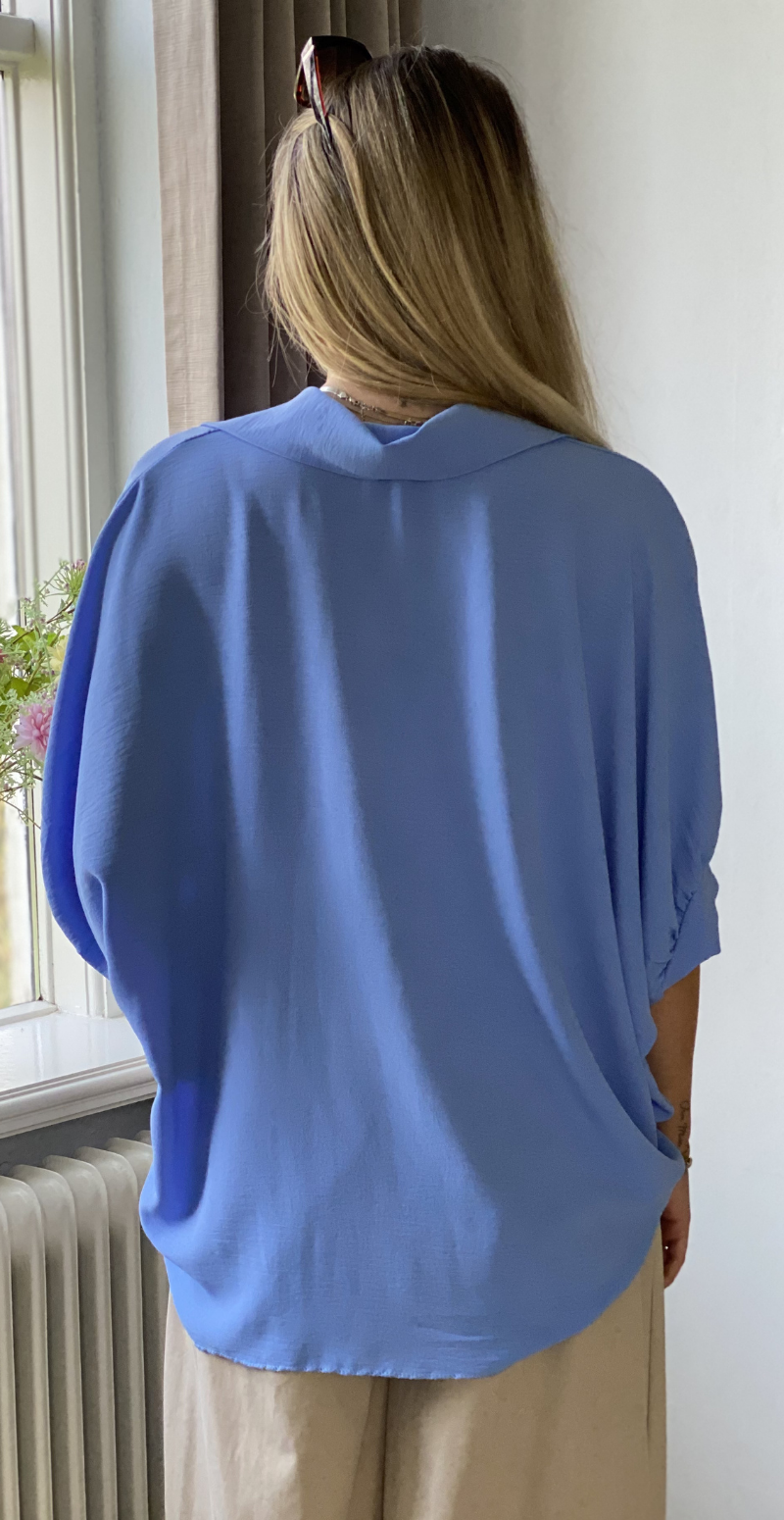Lizzy bluse med krave og guldknapper blå LikeLondon