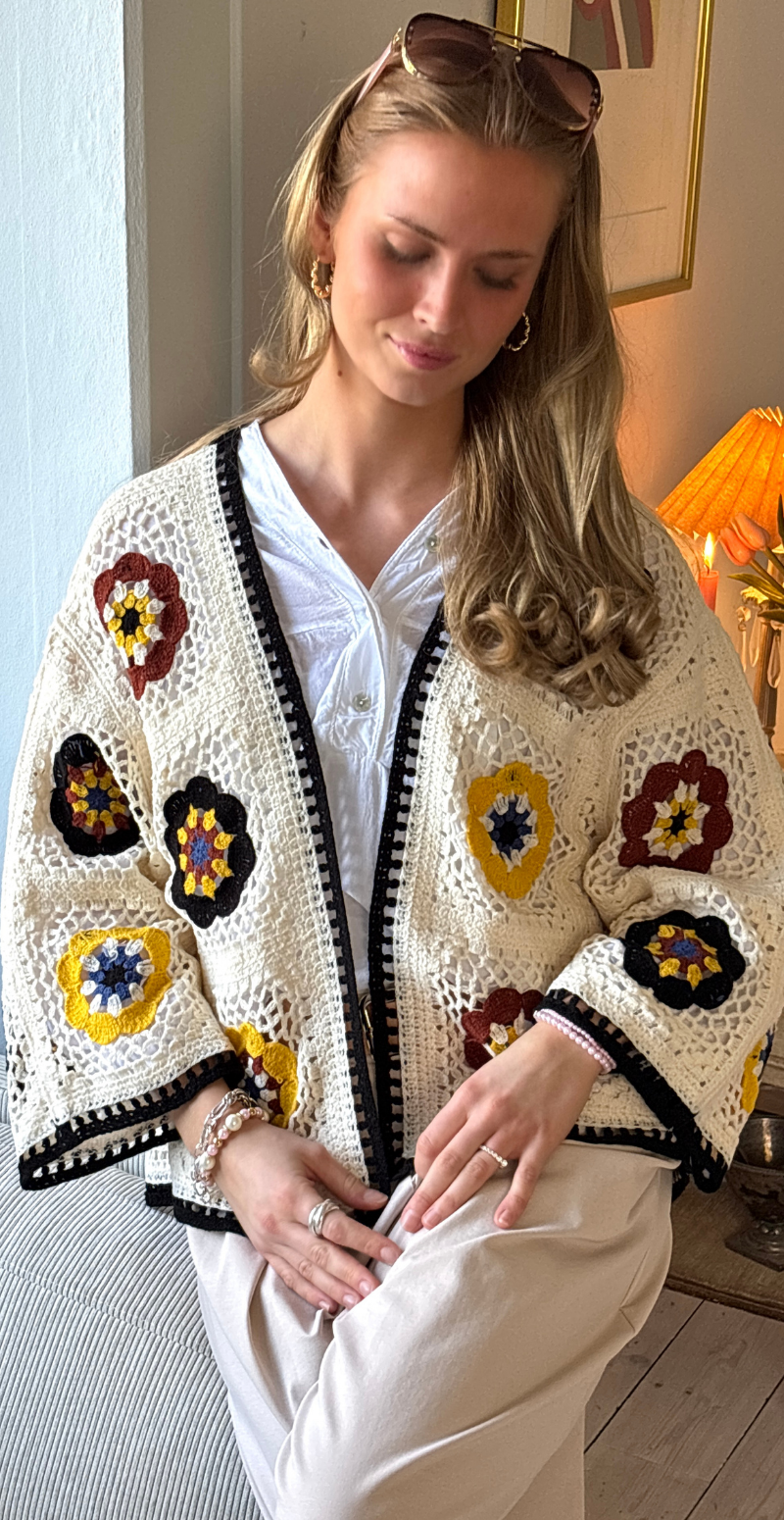 Tonja kort hæklet cardigan med blomster creme LikeLondon