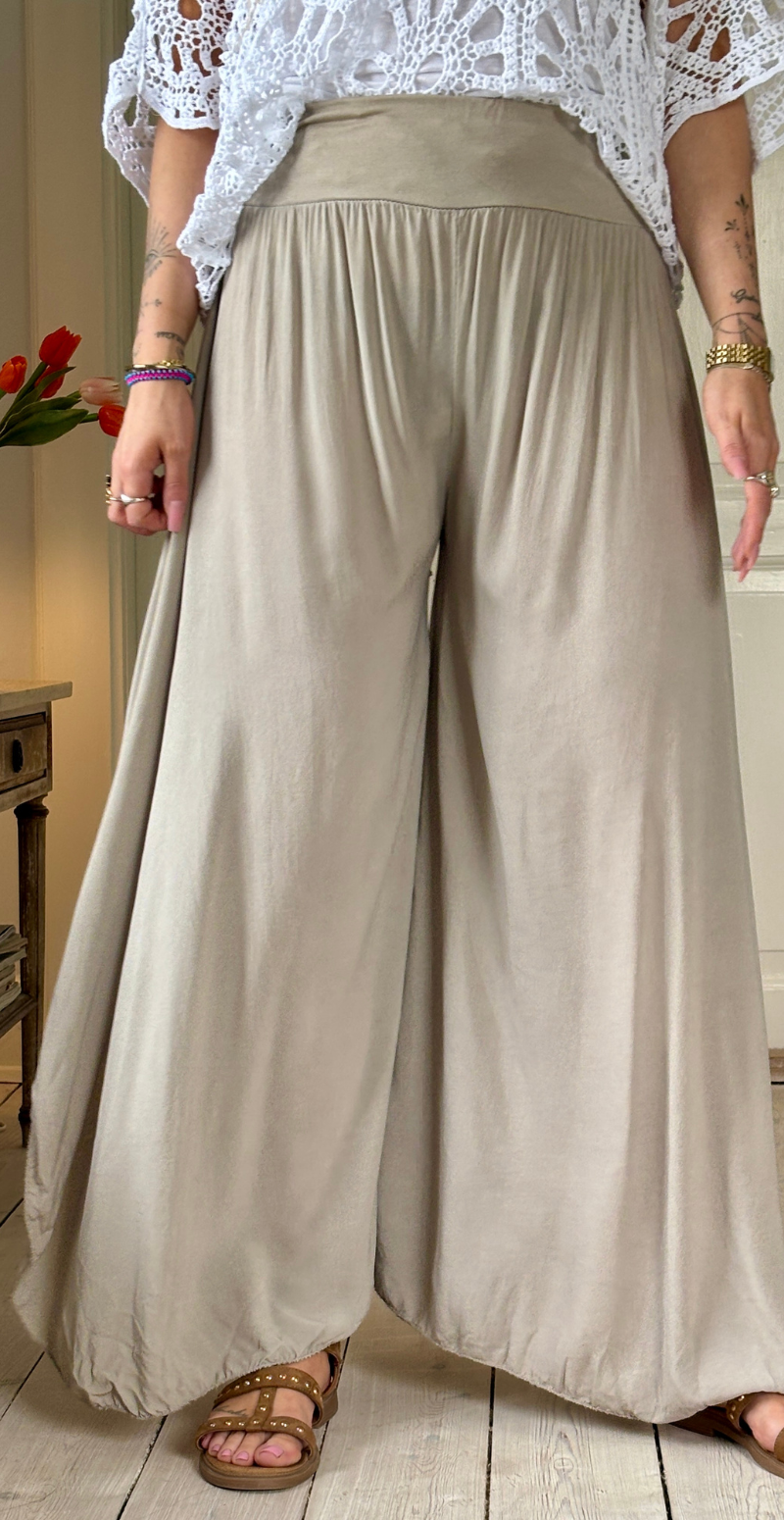 Talia bukser med vidde og slidser i benene beige LikeLondon