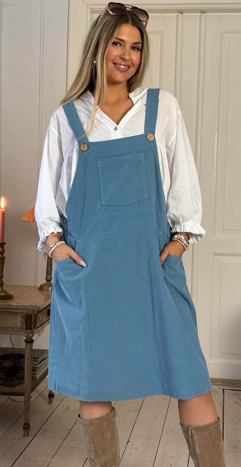 Nynne kort spencer i fløjl med lomme foran light jeans LikeLondon