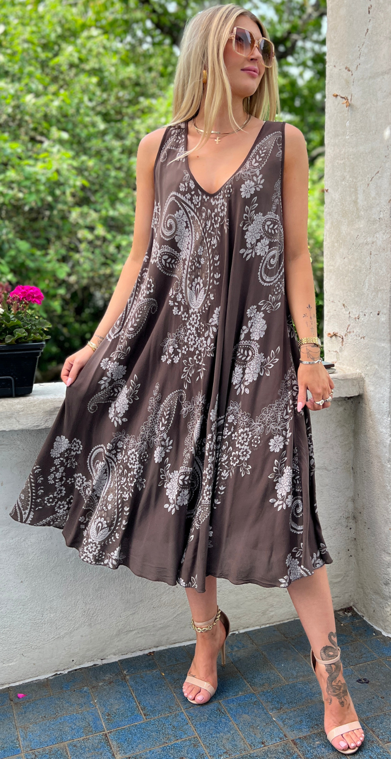 Safina vidde kjole uden ærmer med paisleyprint coffee LikeLondon
