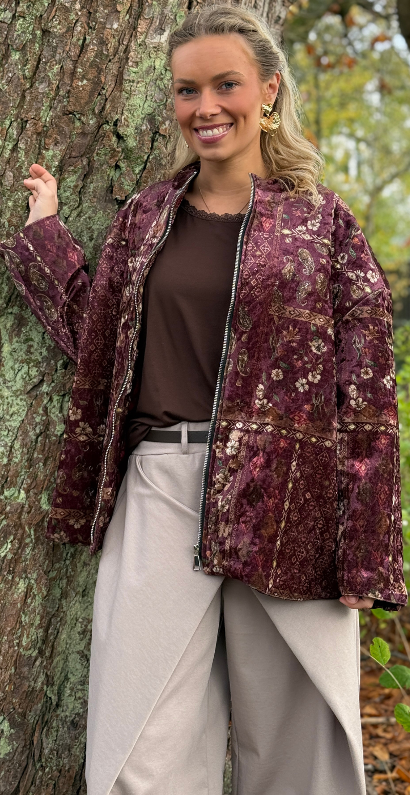 Sibylle jakke i velour med lynlås og blomsterprint bordeaux LikeLondon
