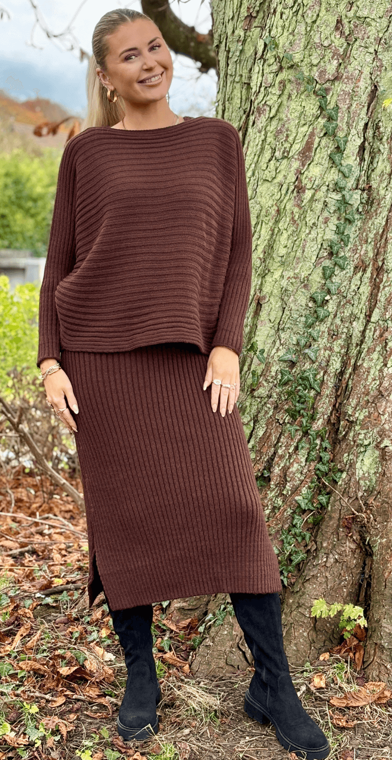 Nala sæt med kjole og strik brun LikeLondon