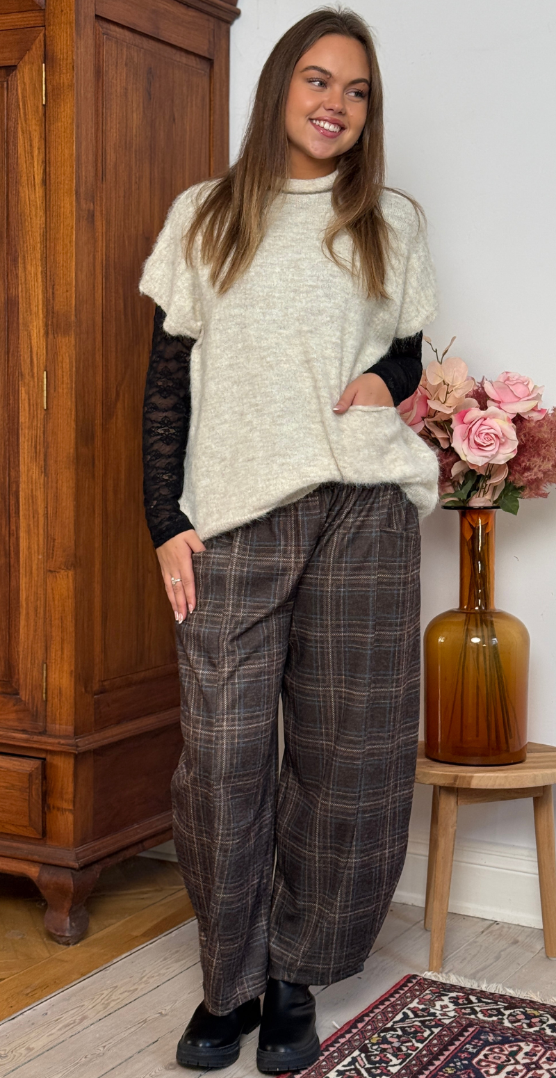 Forudbestil uge 45 Ursula ternede bukser i barrel-fit brun LikeLondon