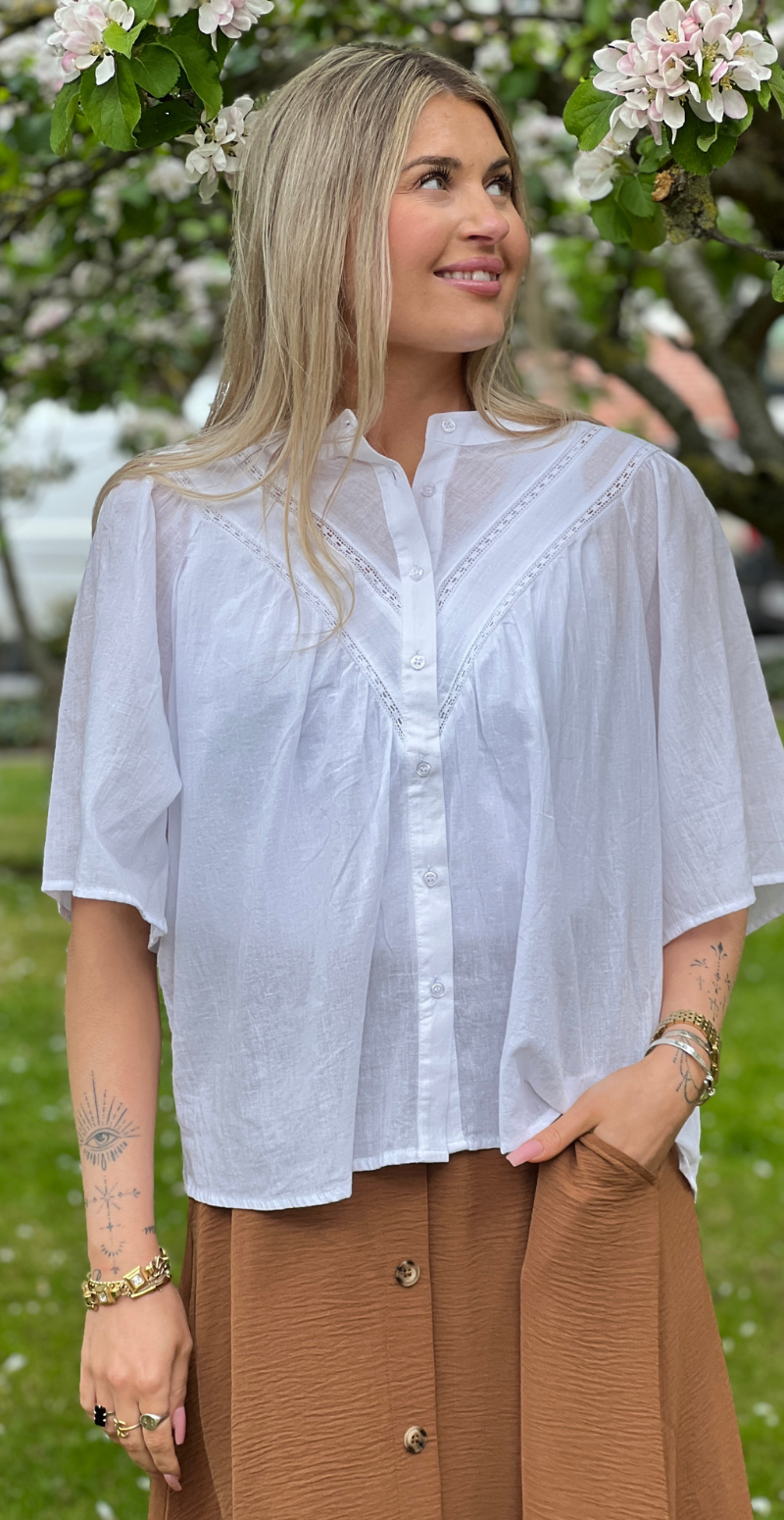 Jenny gennemknappet bluse med blonder hvid LikeLondon