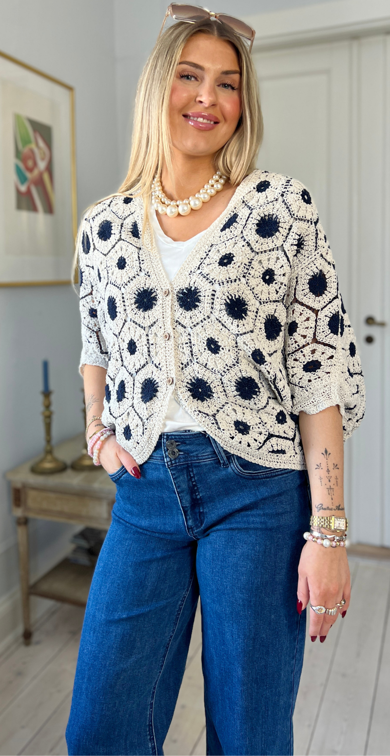 Etina kort cardigan med hæklet mønster og træknapper navy LIkeLondon