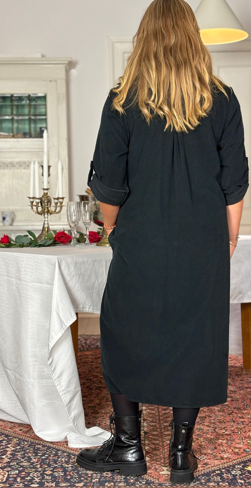 Cenia lang fløjlskjole med knapper og lomme foran sort LikeLondon