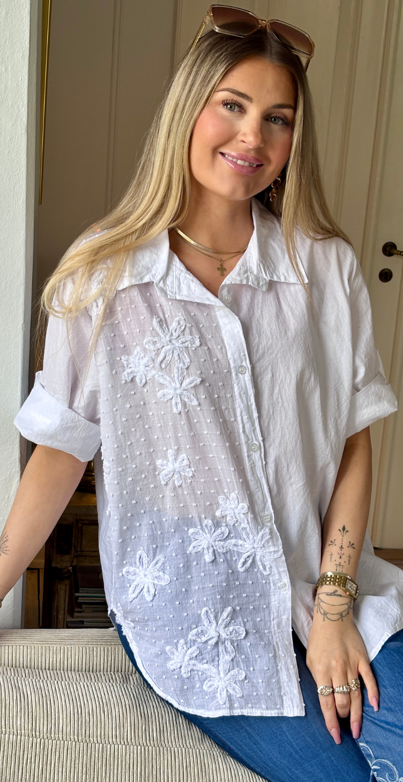 Sigga skjorte med broderi og blomst i den ene side hvid Likelondon