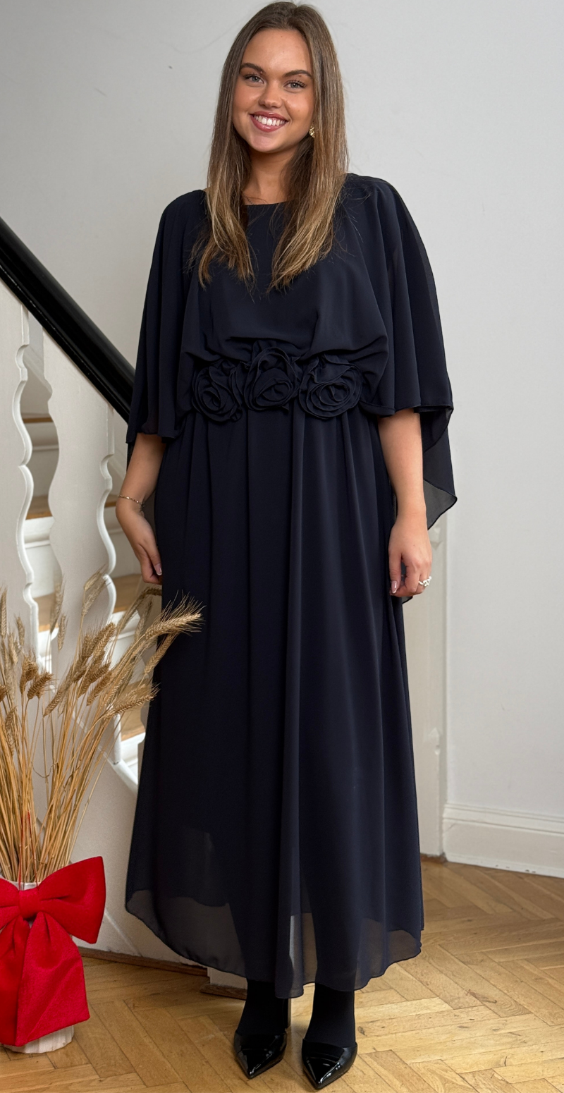 Forudbestil uge 45 Evelyn chiffon kjole med blomster navy LikeLondon