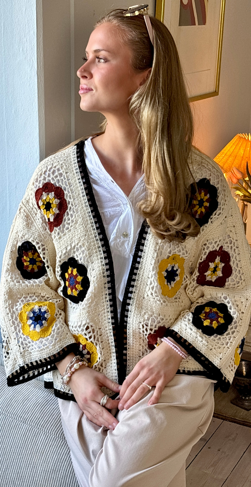 Tonja kort hæklet cardigan med blomster creme LikeLondon