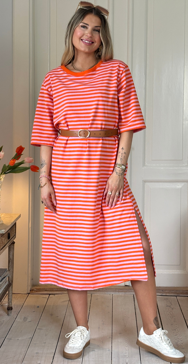Zenia kjole med striber i orange/pink LikeLondon