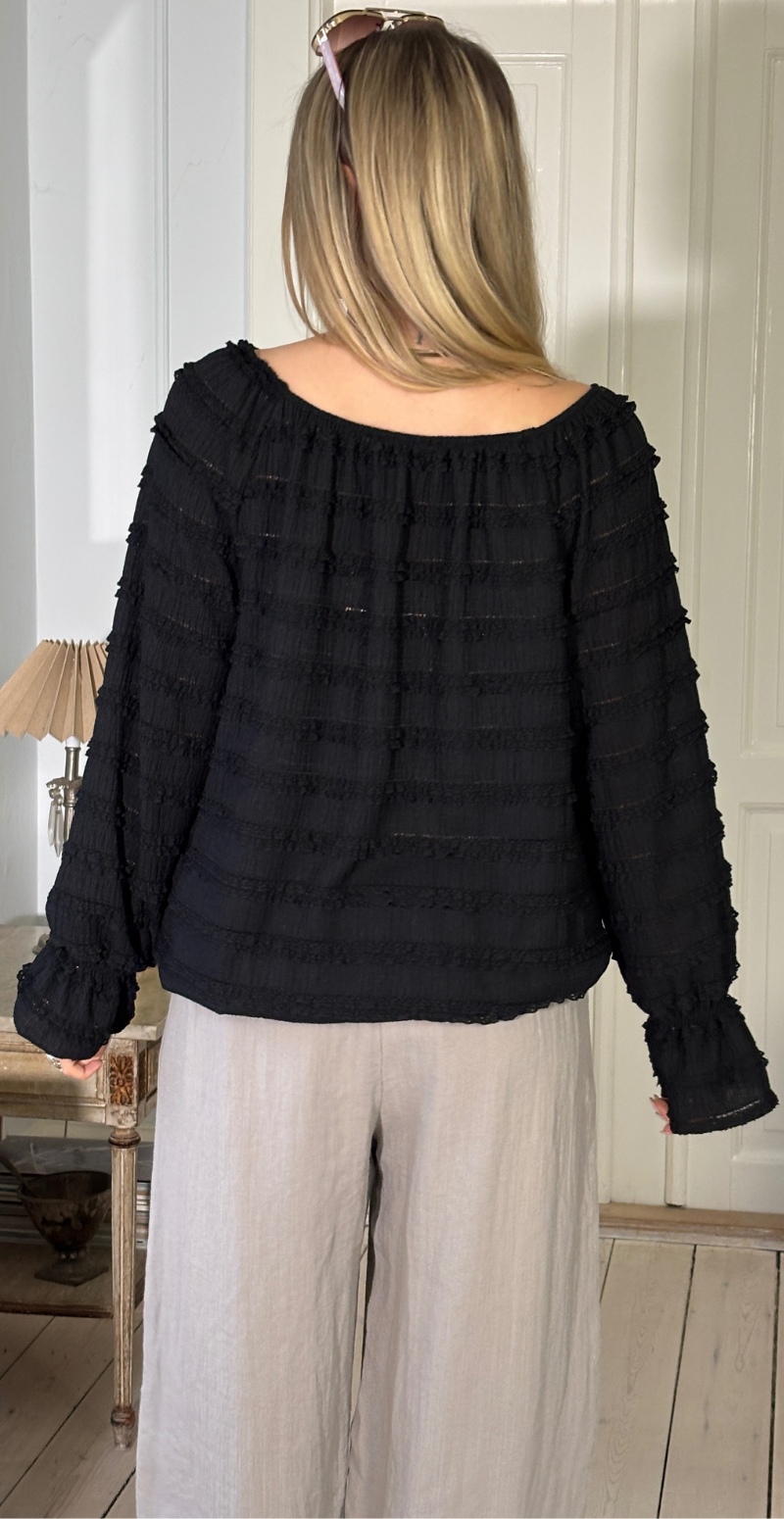 Forudbestil uge 7 Cosima bluse med bådudskæring og flæser sort LikeLondon