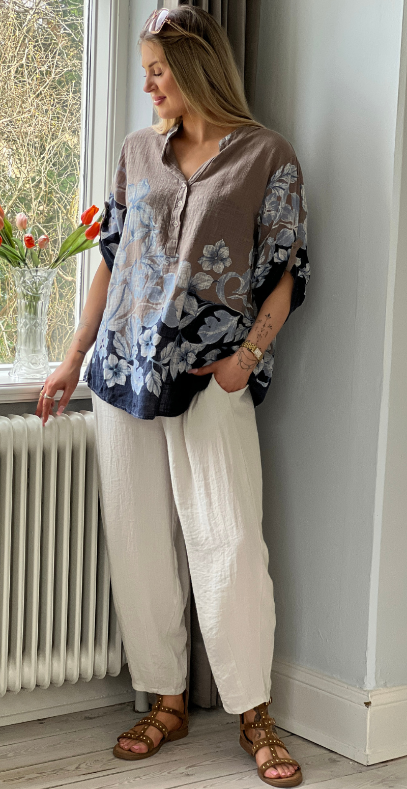 Forudbestil uge 15 Bonnie bluse med stolpelukning og blomsterprint fango LikeLondon