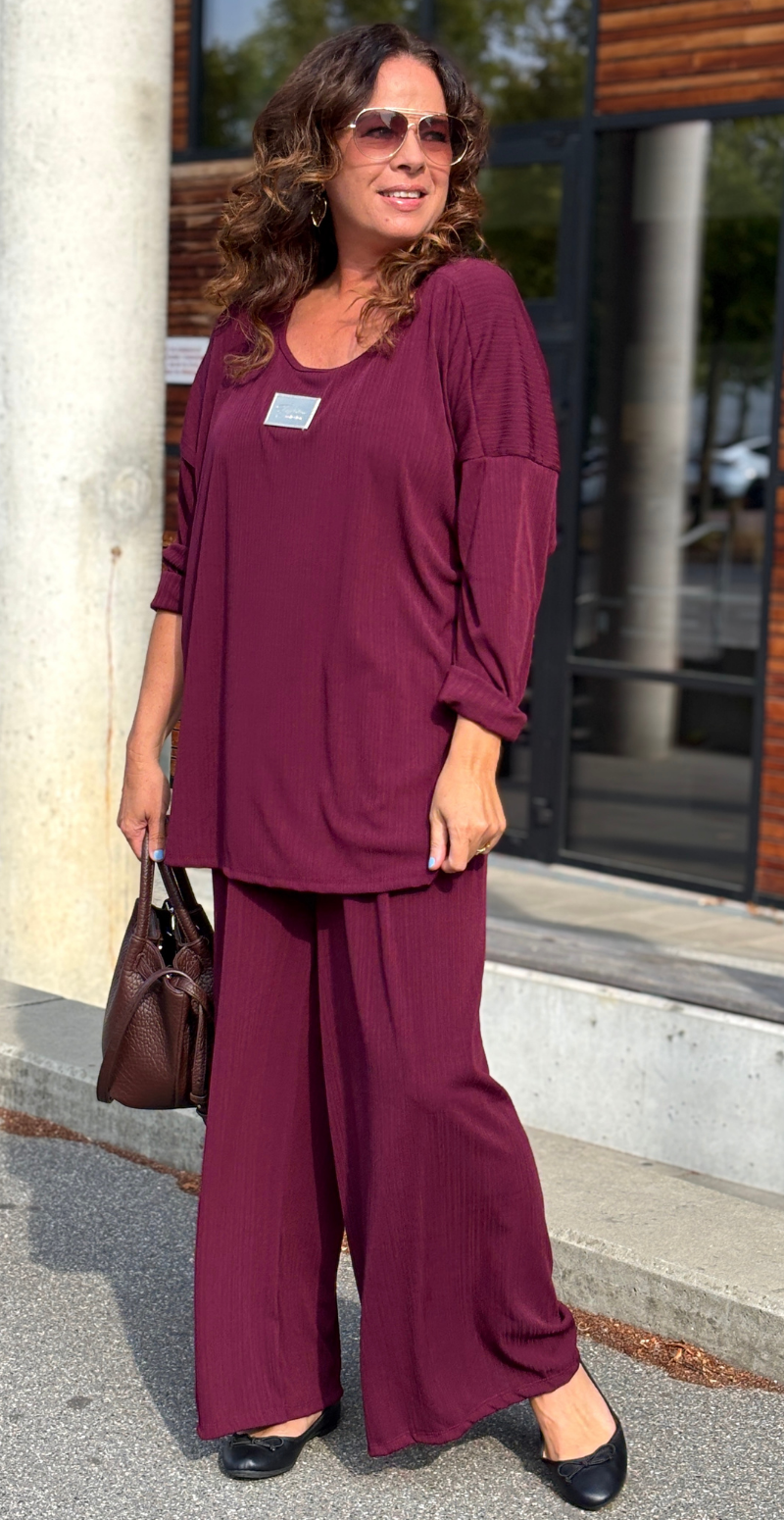Tessie sæt med struktur og logo fortil bluse og bukser wine LikeLondon