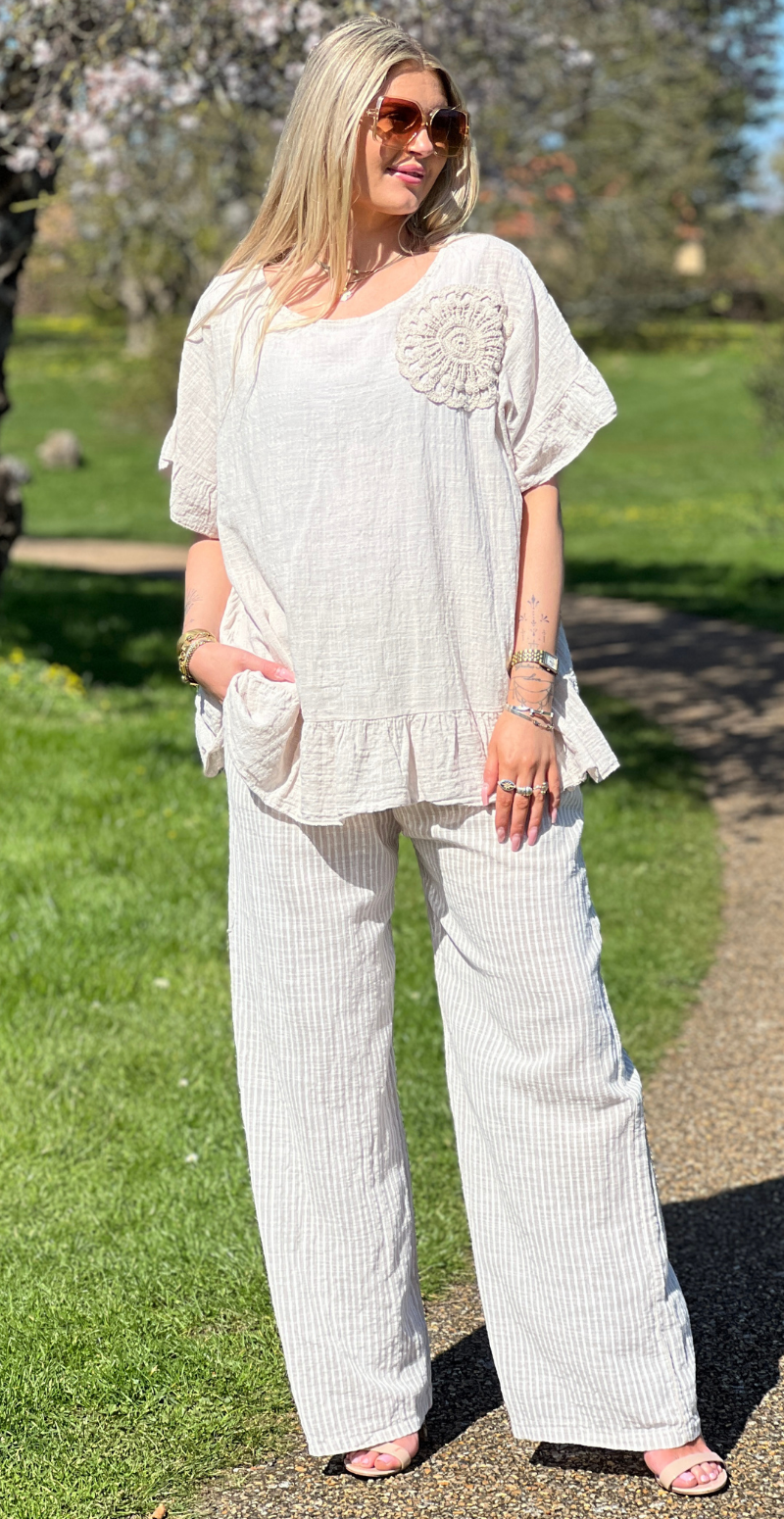 Carolina kortærmet bluse med peplum og hæklet blomst beige LikeLondon