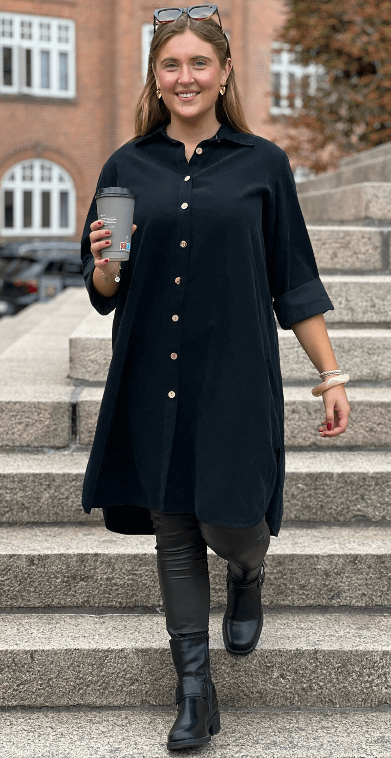 Danica fløjls kjole-tunika med knapstolpe sort LikeLondon