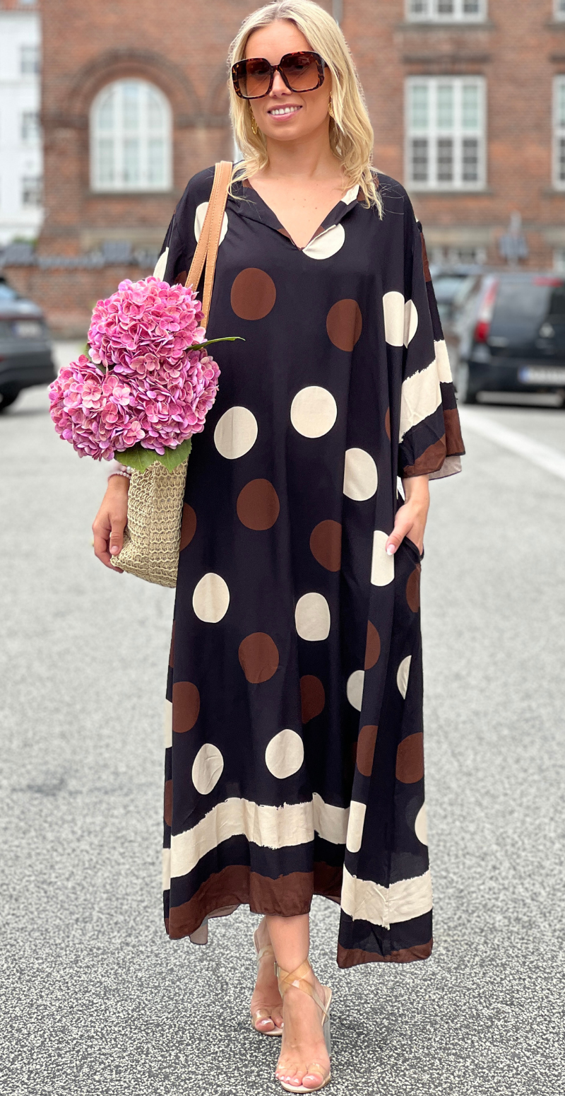 Effie lang kjole med store dots og lommer sort LikeLondon