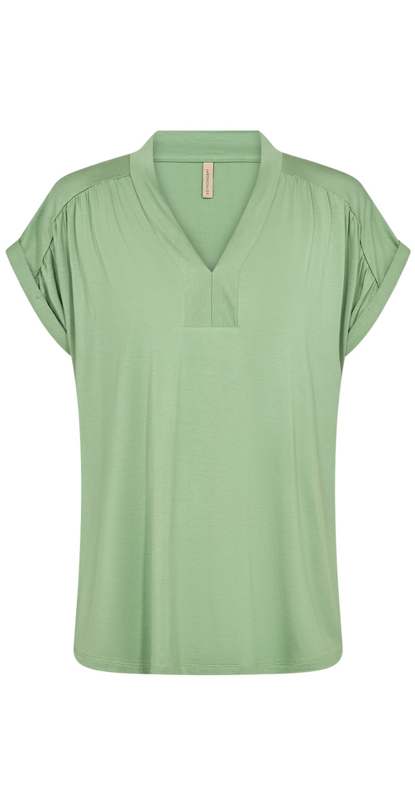 Sophia T-shirt med v-hals og opsmøg på ærmet lysgrøn forfra
