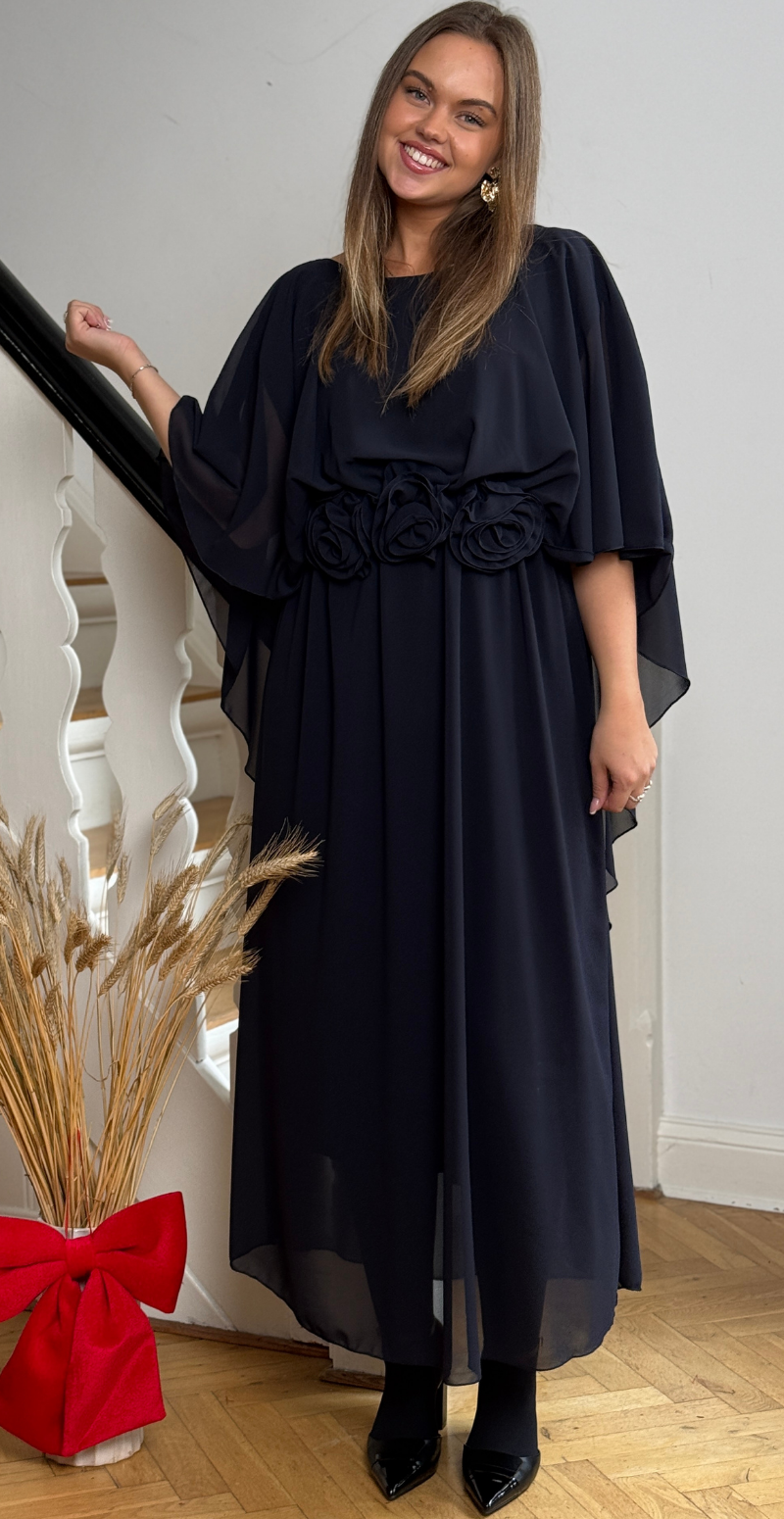 Evelyn chiffon kjole med blomster navy LikeLondon
