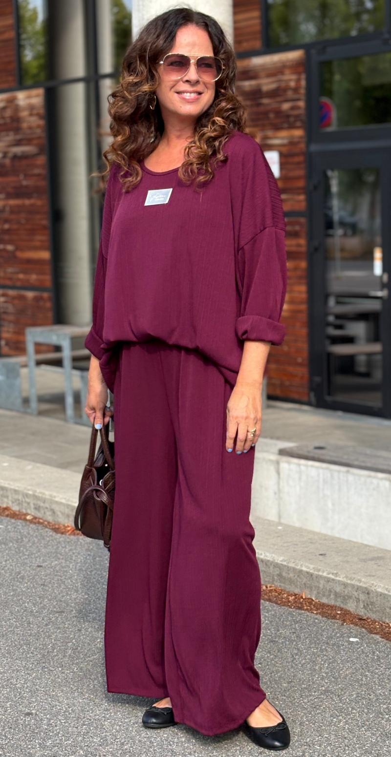 Tessie sæt med struktur og logo fortil bluse og bukser wine LikeLondon