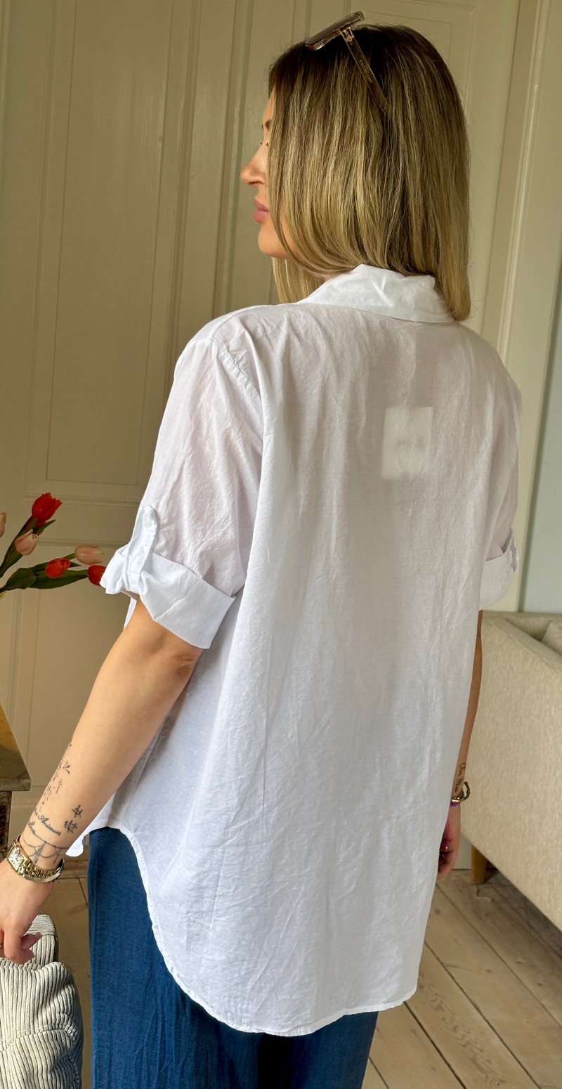 Sigga skjorte med broderi og blomst i den ene side hvid Likelondon