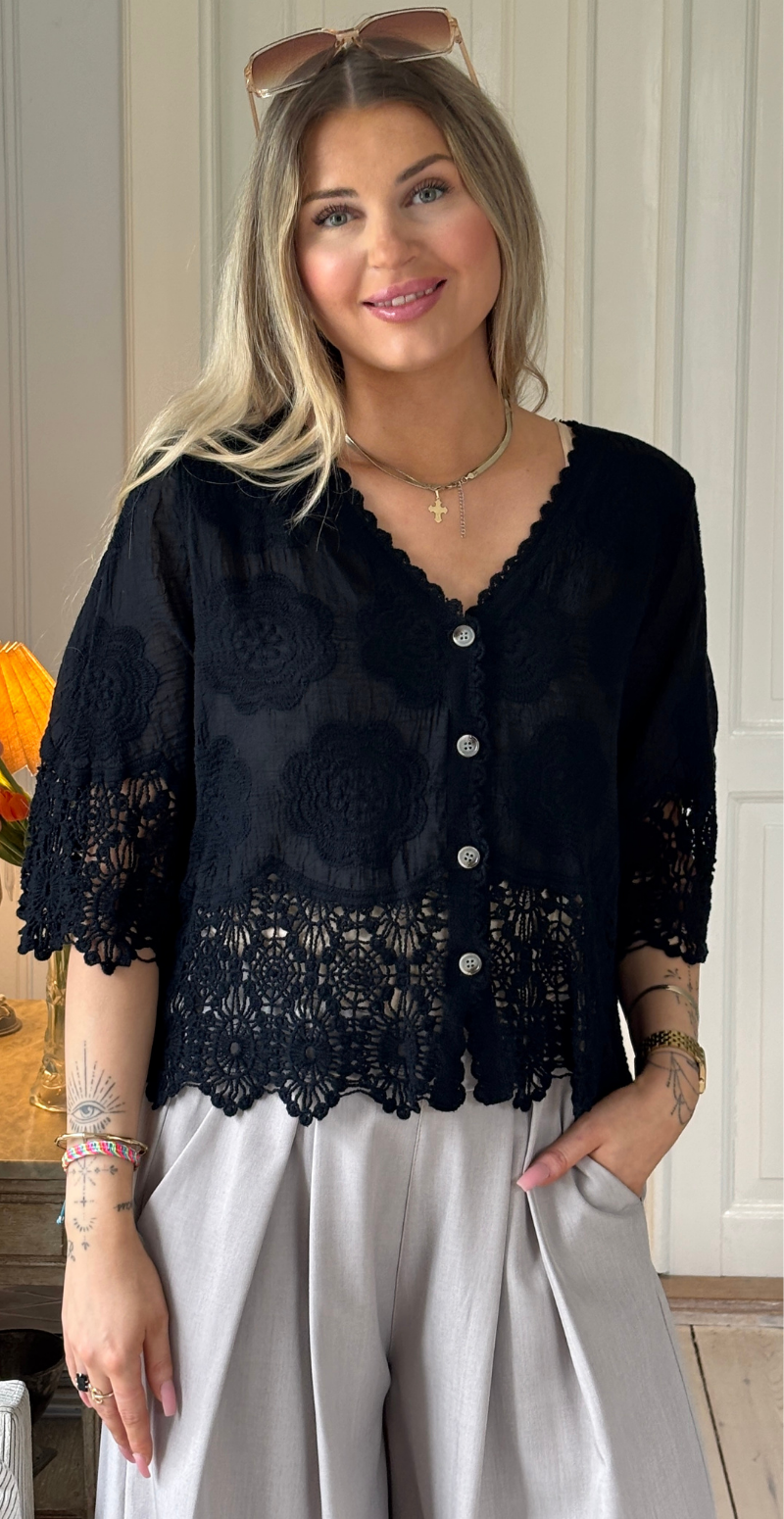 Silvia cardigan med 3/4 ærmer og hæklede kanter sort LikeLondon