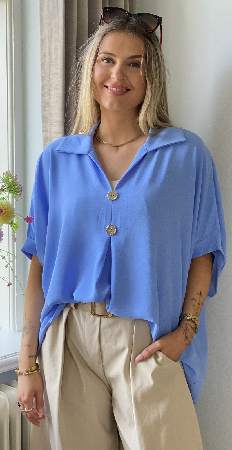 Lizzy bluse med krave og guldknapper blå LikeLondon