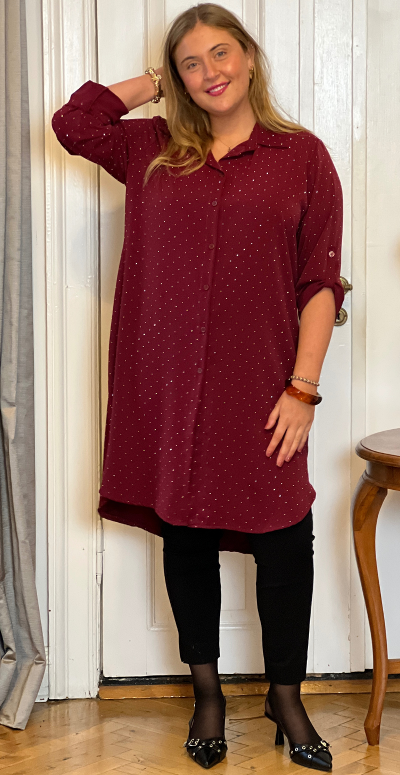 Forudbestil uge 49 Kaya tunika i satinlook med similisten bordeaux LikeLondon